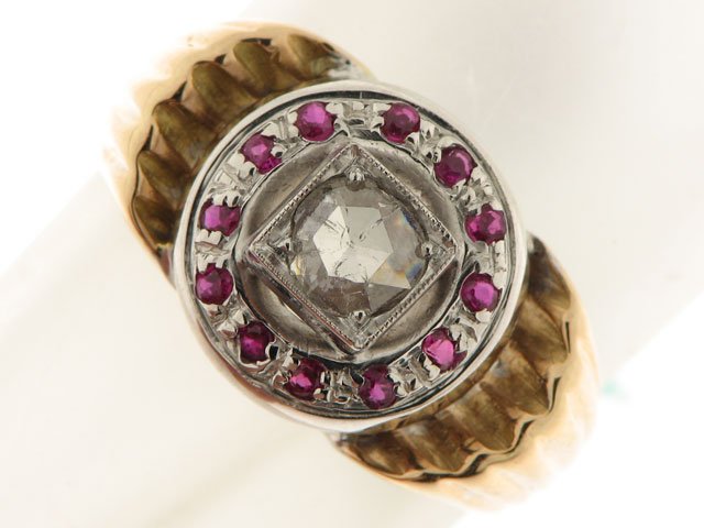 Anello in oro con diamante e rubini, seconda veduta