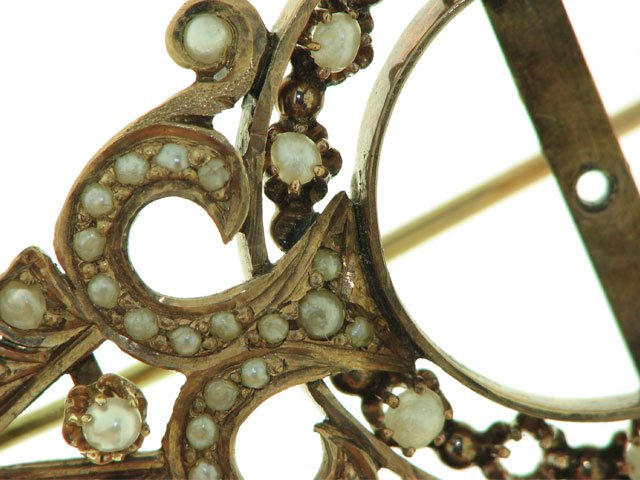 Spilla in oro giallo con perle keshi, prima veduta